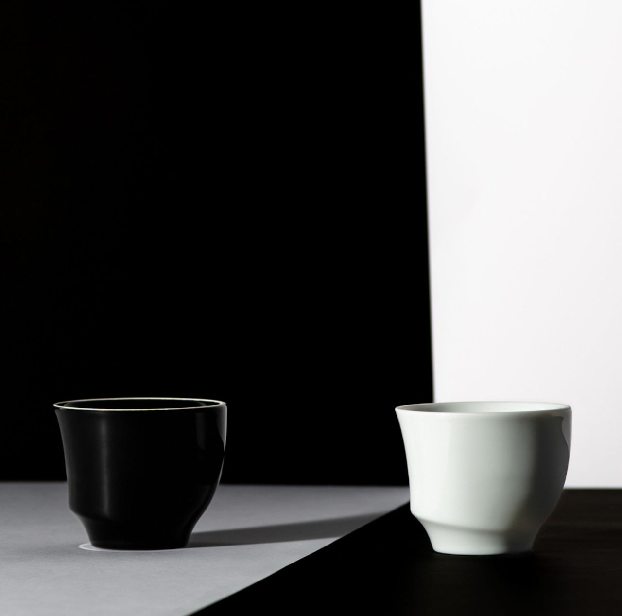 白黒2枚セットwerthy ASYMMETRY TANK(Cup in) 90mm 8oz Double Wall Hot Cup - Black | Oji Foodservice